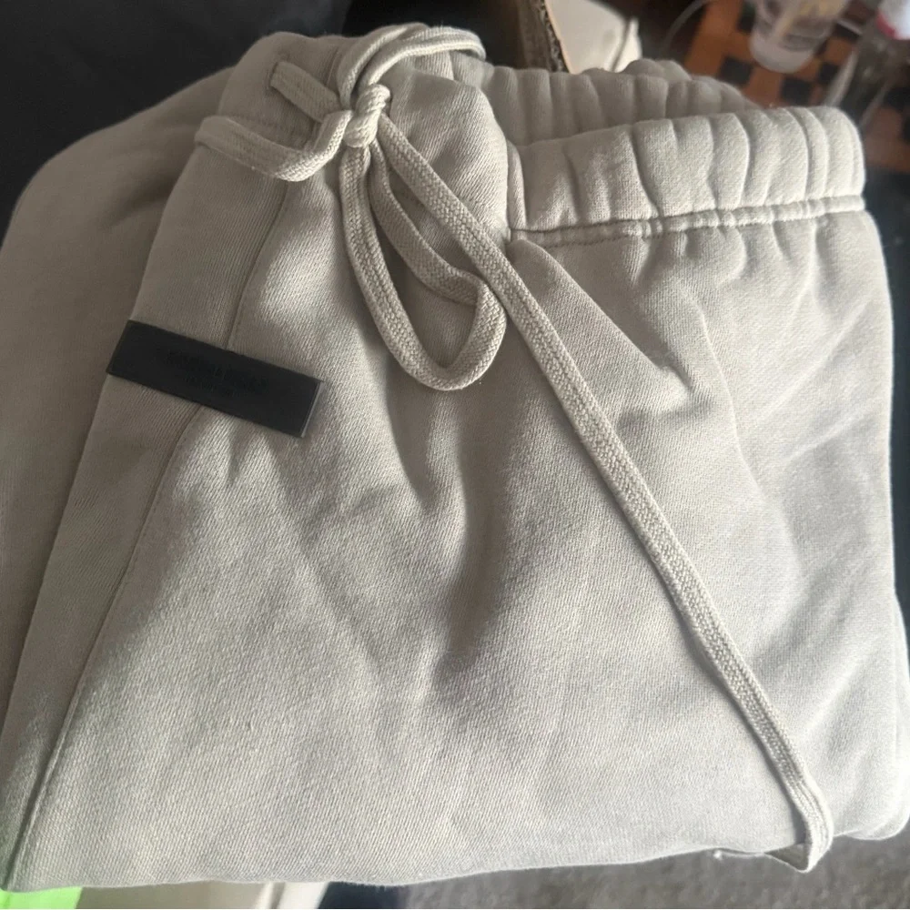 Essentials Sweatpants - Picture 3 of 3